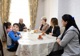 DOST İnklüziv İnkişaf və Yaradıcılıq Mərkəzinin direktoru Nigar Məmmədova şəhid Anar İsrəfilovun ailəsini ziyarət edib