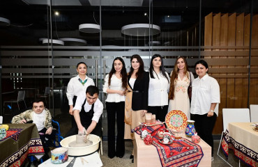 Leyla Əliyeva və Arzu Əliyeva həssas qruplara aid şəxslərin yaradıcılıq prosesi ilə tanış olublar